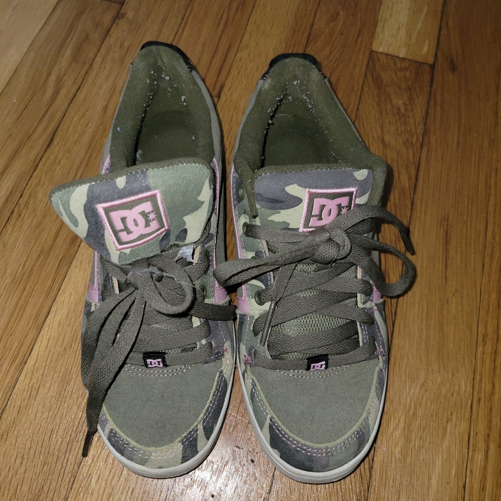 DC Womens 7.5 (Kids 6) Camouflage Sneakers - Green and Pink